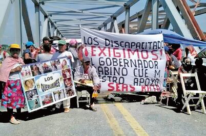 Personas con discapacidad cierran puente en Tehuantepec