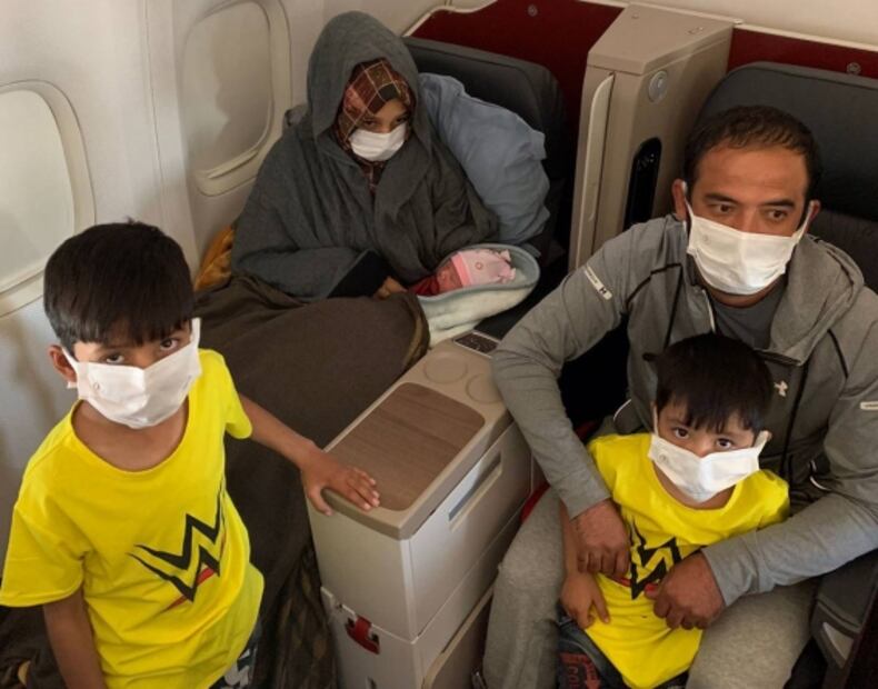 Mujer afgana da a luz a su bebé "Eva" en un vuelo de evacuación a Reino Unido