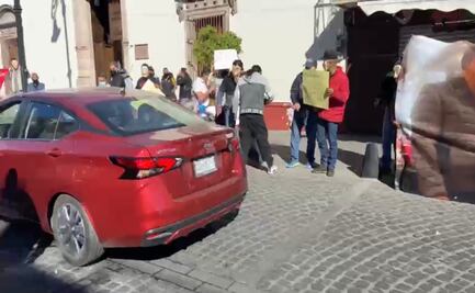 Lanzan huevos a Mario Delgado en Aguascalientes