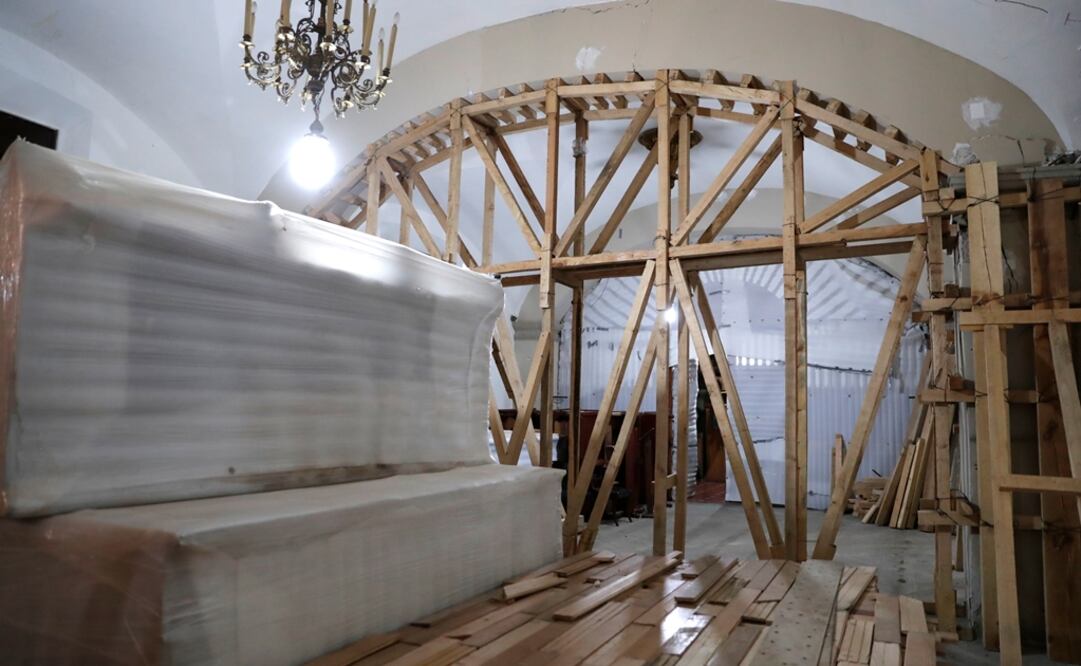 Un año y cuatro meses después del sismo del 19 de septiembre, en el Templo de San Felipe Neri, La Profesa, tuvo afectaciones en la Sacristía y la Pinacoteca. 