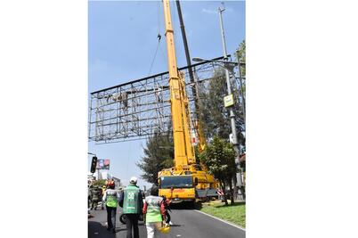Continúa cierre de circulación en Viaducto por retiro de espectacular