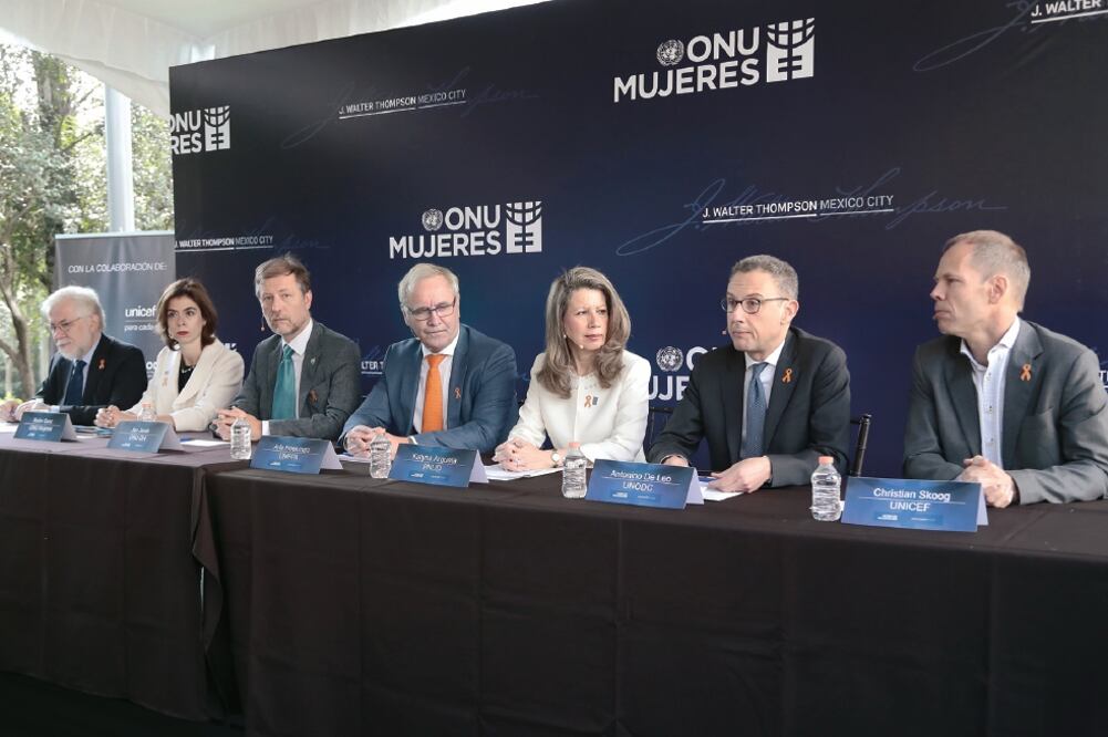 Belén Sanz, de ONU Mujeres; Jan Jarab, de ONU-DH; Arie Hoekman, de UNFPA; Katyna Argueta, de PNUD; Antonio de Leo, de UNODC, y Christian Skoog, de UNICEF, presentaron el informe sobre violencia feminicida en México. (ALEJANDRO ACOSTA EL UNIVERSAL)