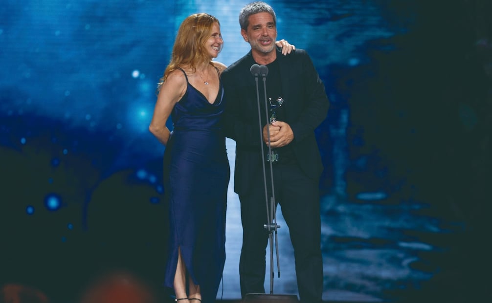 El productor Matías Mosteirín recibió los tres premios que obtuvo El eternauta, como el de Miniserie. Foto: Premios PLATINO Xcaret