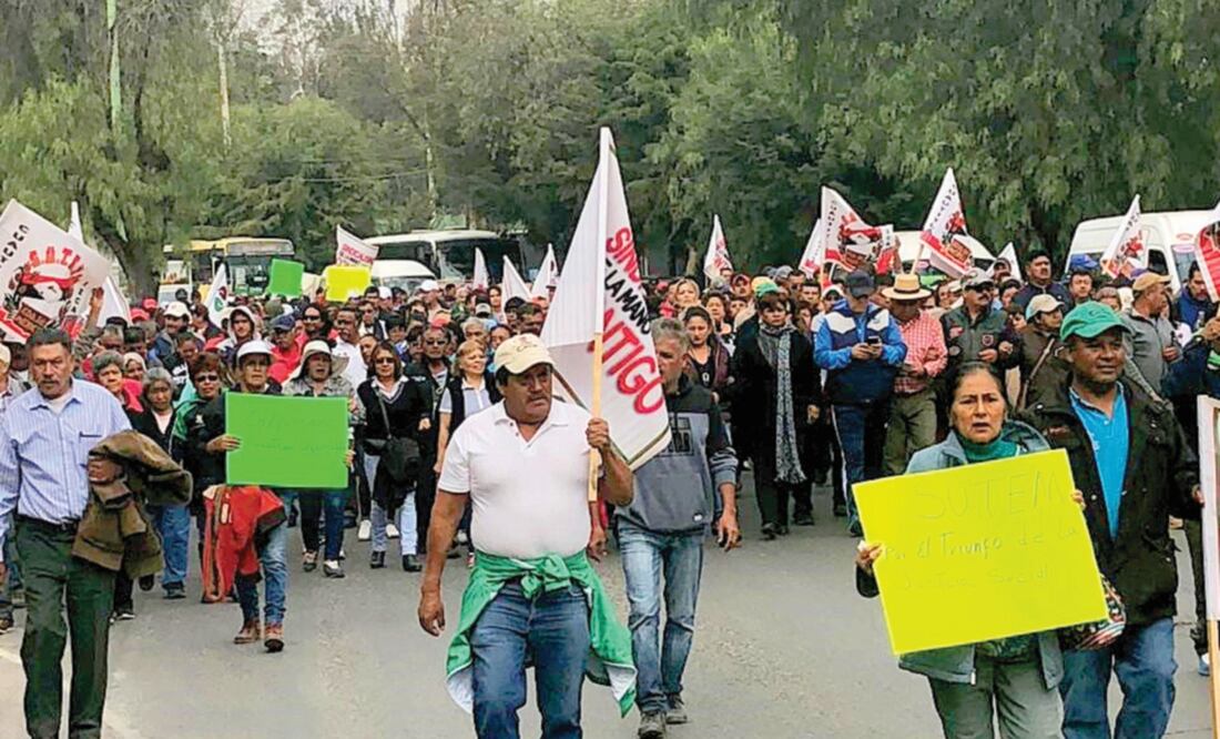 Cientos de trabajadores sindicalizados de Cuautitlán Izcalli, sobre todo del área de Servicios Públicos, marcharon la tarde de ayer por calles del municipio para exigir el pago de sus aguinaldos. Foto: JUAN MANUEL BARRERA. EL UNIVERSAL