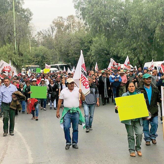 Cientos de trabajadores sindicalizados de Cuautitlán Izcalli, sobre todo del área de Servicios Públicos, marcharon la tarde de ayer por calles del municipio para exigir el pago de sus aguinaldos. Foto: JUAN MANUEL BARRERA. EL UNIVERSAL