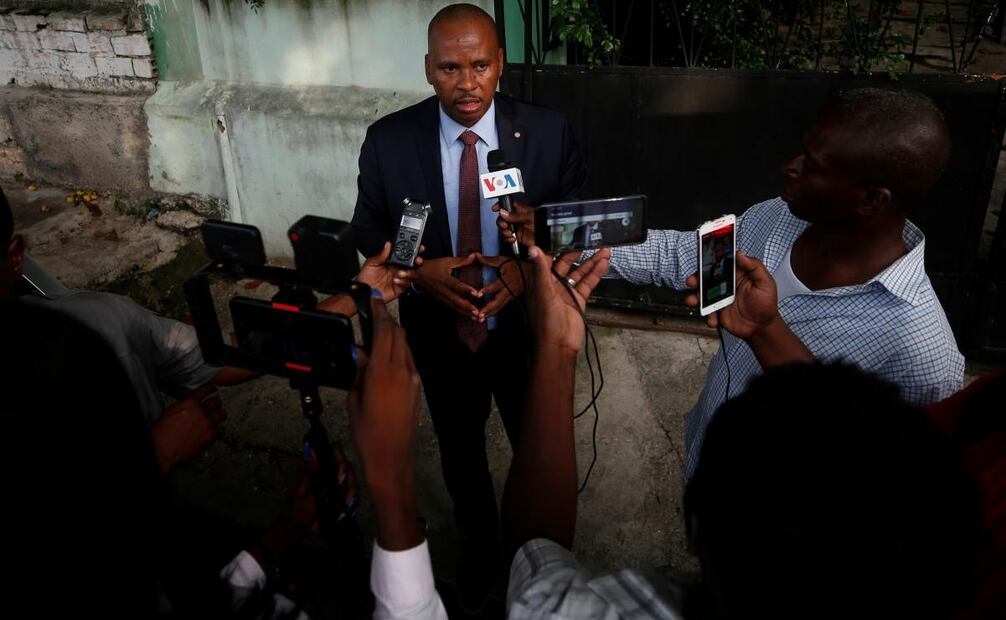 El senador Nenel Cassy habla con periodistas el 3 de octubre de 2019, en Puerto Príncipe. Foto: AP