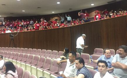 Docentes interrumpen la sesión del Congreso de Sinaloa