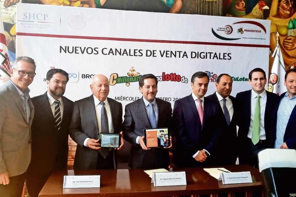 Directivos de Lotería Nacional y Pronósticos Deportivos, durante el lanzamiento de los canales de comercialización vía digital para sus juegos y sorteos (CORTESÍA)