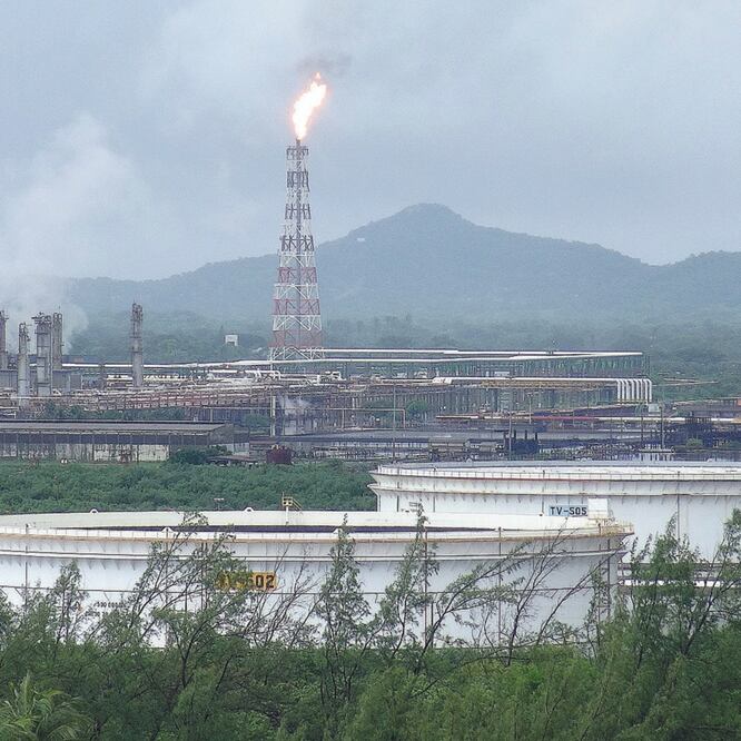 Plan. La decisión de Pemex busca mejorar la dieta de petróleo que se utiliza en el Sistema Nacional de Refinación. ARCHIVO EL UNIVERSAL