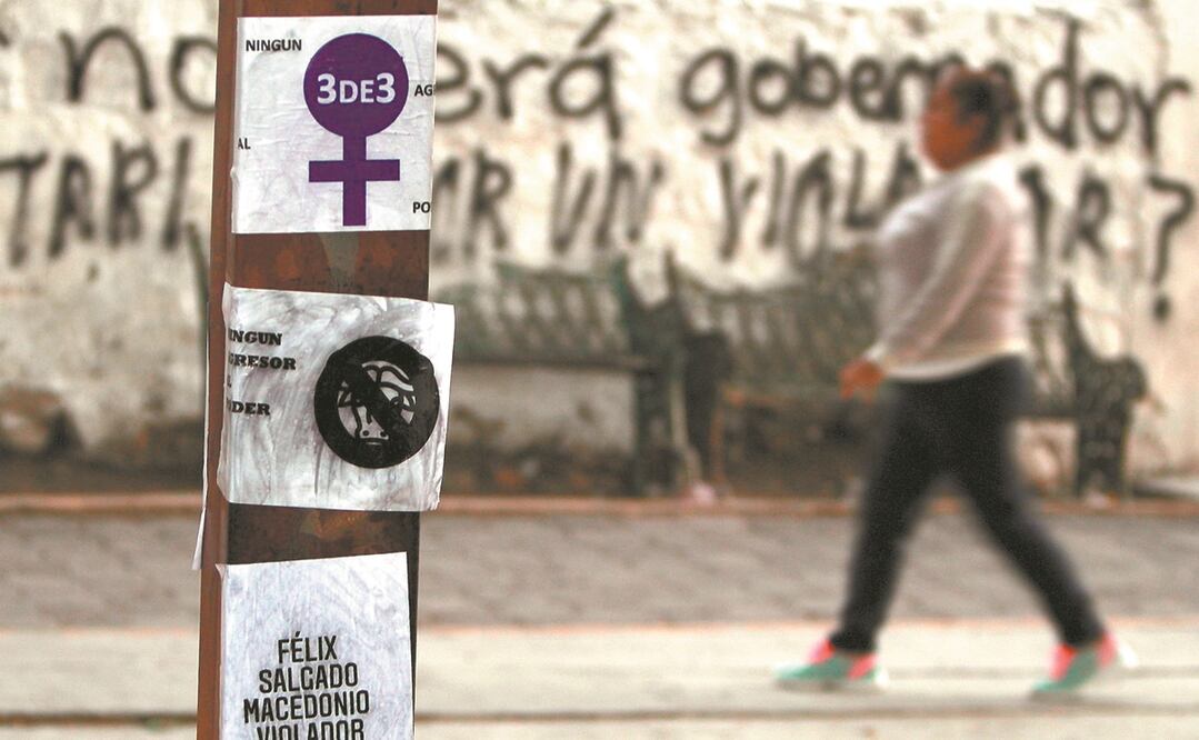 Colectivos feministas pintaron paredes y pegaron consignas en contra de Salgado en Guerrero. Foto: José Luis De La Cruz. EFE