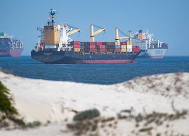 Todos los buques en espera cruzan el Canal de Suez tras encallamiento del "Ever Given"