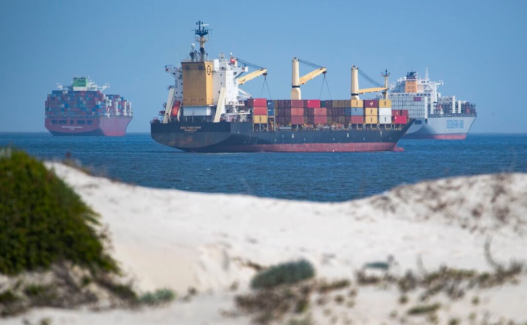 Cerca de 19 mil buques cruzaron el canal en 2020. Foto: AP