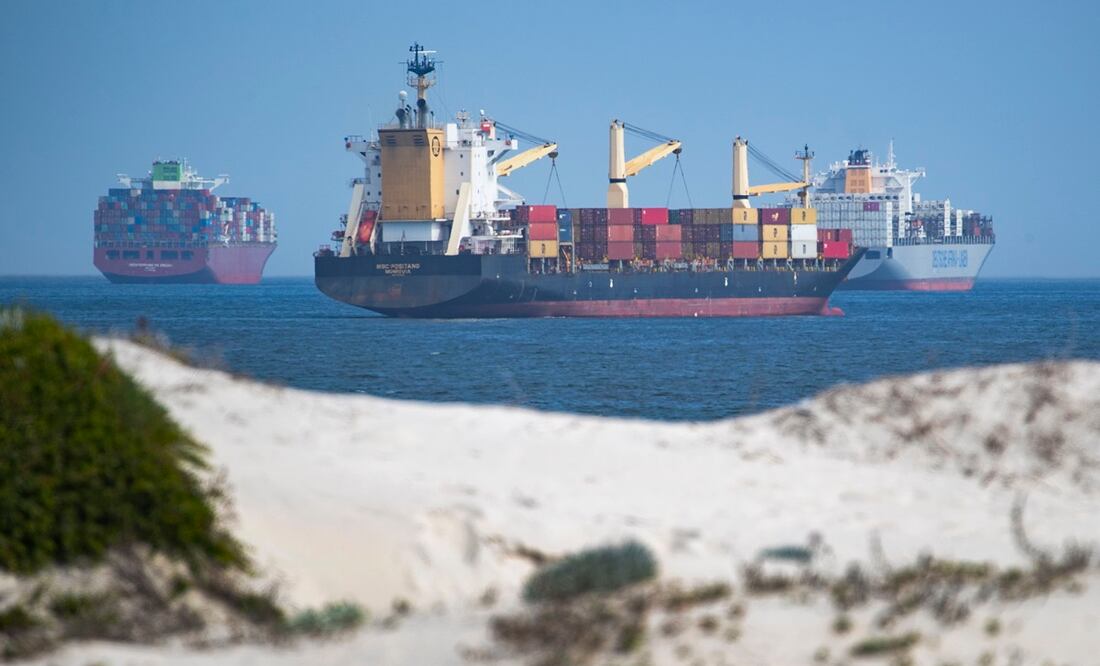 Cerca de 19 mil buques cruzaron el canal en 2020. Foto: AP