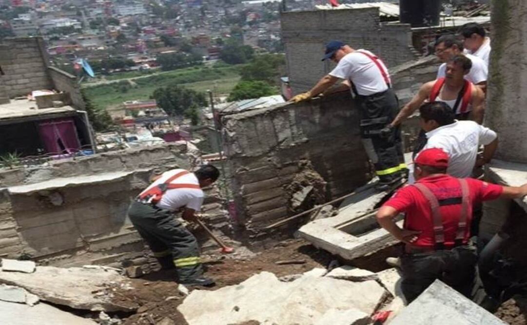 Elementos de Protección civil de Naucalpan derribaron completo el muro para evitar el riesgo de que se caiga (Foto: Rebeca Jiménez)