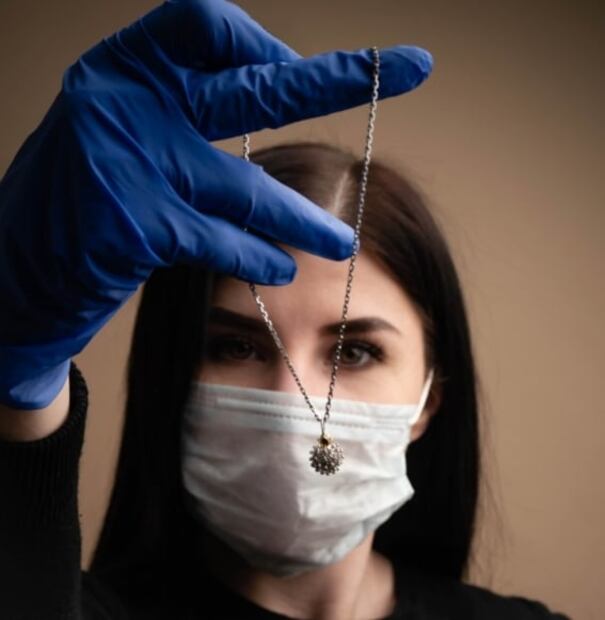 Crean joya inspirada en el coronavirus en Rusia