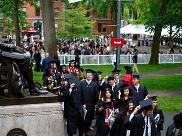 FOTOS: Harvard celebra su ceremonia de graduación en medio de amenazas de Trump; batalla legal con el mandatario aún continúa