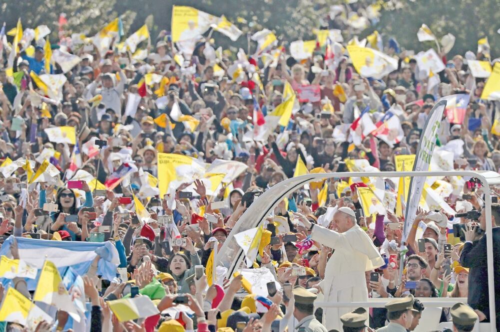 El papa Francisco, al arribar al Parque O’Higgins de Santiago de Chile donde encabezó una misa masiva, un día después de su llegada al país sudamericano. (ALESSANDRA TARANTINO. AP)