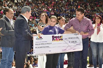 Presentan programa de becas para estudiantes