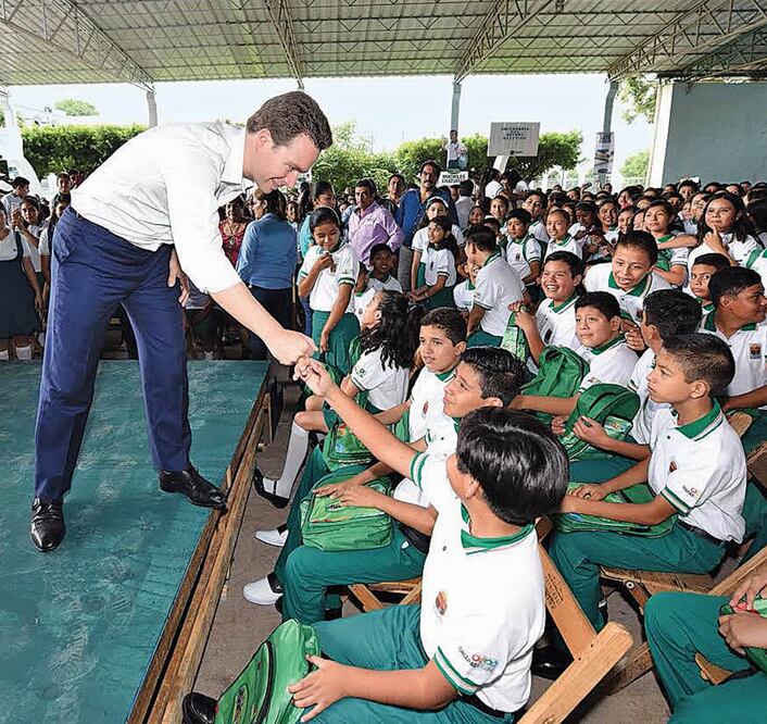 Manuel Velasco, gobernador del estado, visitó a estudiantes (ESPECIAL)