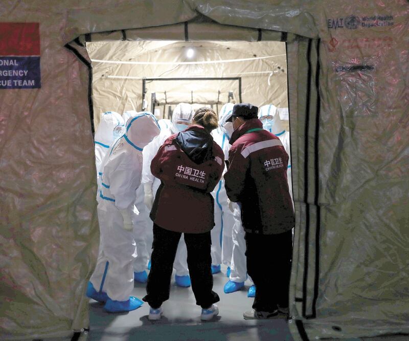 Médicos trabajan en Wuhan, donde surgió el coronavirus, del que ya se han confirmado más de 34 mil casos en China. Foto: REUTERS