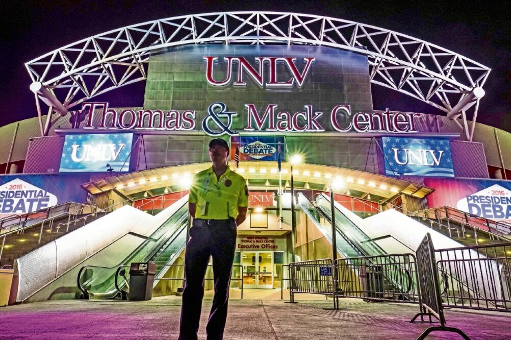 Un policía vigila la entrada de la Universidad de Nevada, campus Las Vegas, en donde se realizará hoy el tercer debate a la presidencia estadounidense, entre la demócrata Hillary Clinton y el republicano Donald Trump (J. DAVID AKE. AP)