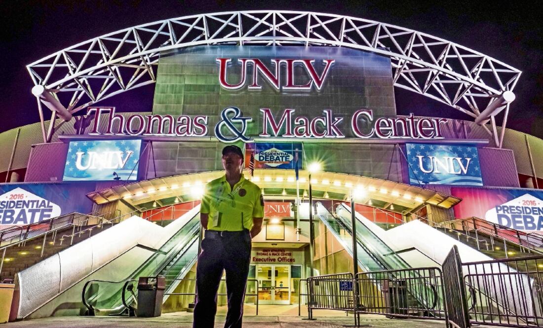 Un policía vigila la entrada de la Universidad de Nevada, campus Las Vegas, en donde se realizará hoy el tercer debate a la presidencia estadounidense, entre la demócrata Hillary Clinton y el republicano Donald Trump (J. DAVID AKE. AP)