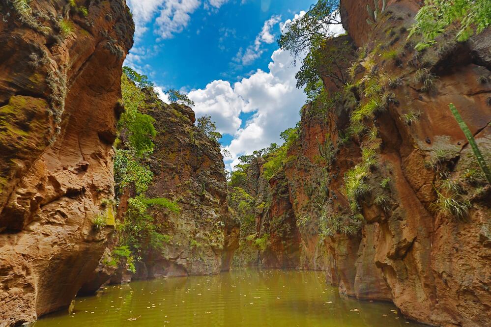 Los canales de la presa de Malpaso parecen espectaculares laberintos de roca. (Foto: Sergio Tapia. El Universal)