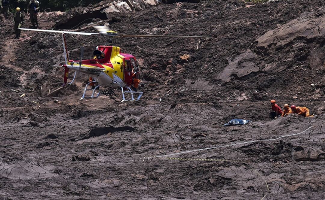 Socorristas ven cada vez más escasas las posibilidades en encontrar supervivientes. Foto: EFE