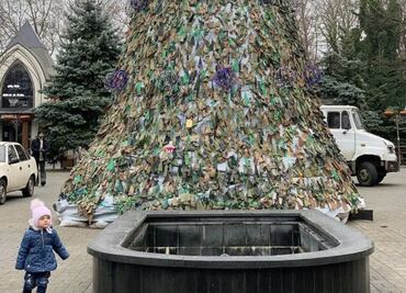 Montan árbol de Navidad para la "invencibilidad" en Ucrania