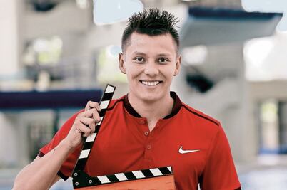 Duva agarra la pala y la cuchara