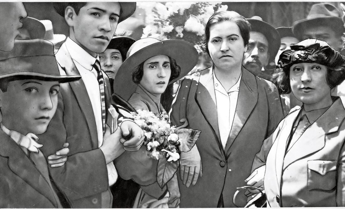 La escritora chilena Gabriela Mistral en la bienvenida a la Ciudad de México en 1922. Archivo El Universal
