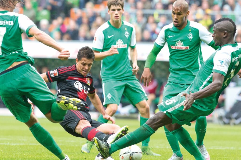 Javier Hernández (segundo a la izquierda) estuvo participativo (JOERG SARBACH. AP)