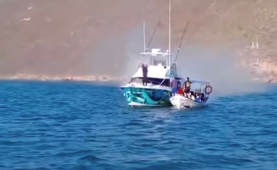 Se incendia yate frente a Topolobampo, Sinaloa. Foto: Especial