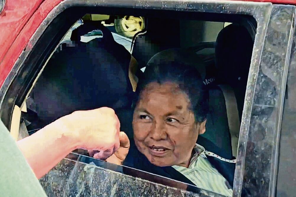 Intervención. María de Jesús saluda a una simpatizante a su salida del Hospital Juan María de Salvatierra, donde fue operada por una fractura (ESPECIAL)