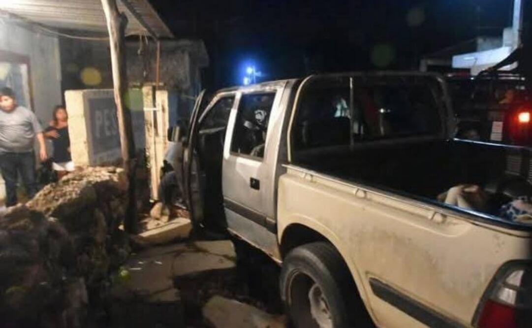 Los familiares rescataron al niño y cuando arribaron los paramédicos, el menor fue trasladado a un hospital en una ambulancia, donde se encuentra en estado delicado. Foto: Especial