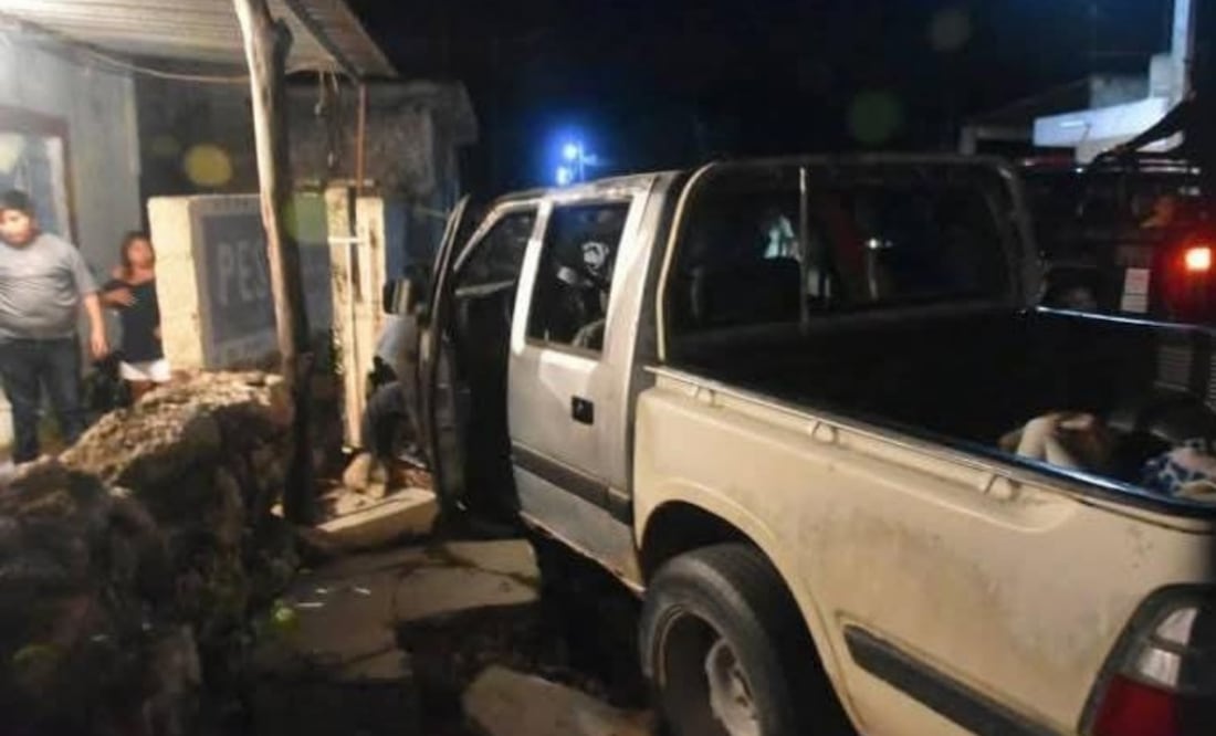 Los familiares rescataron al niño y cuando arribaron los paramédicos, el menor fue trasladado a un hospital en una ambulancia, donde se encuentra en estado delicado. Foto: Especial