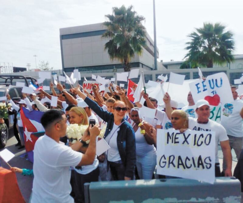 Durante una marcha pacífica, migrantes cubanos criticaron lo que ha pasado en Chiapas; no obstante, señalaron que los hondureños “deben trabajar con buena voluntad para que todo fluya de la mejor forma”. Foto: ESPECIAL