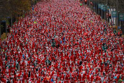 Miles de Santas invaden las calles de Madrid por una buena causa