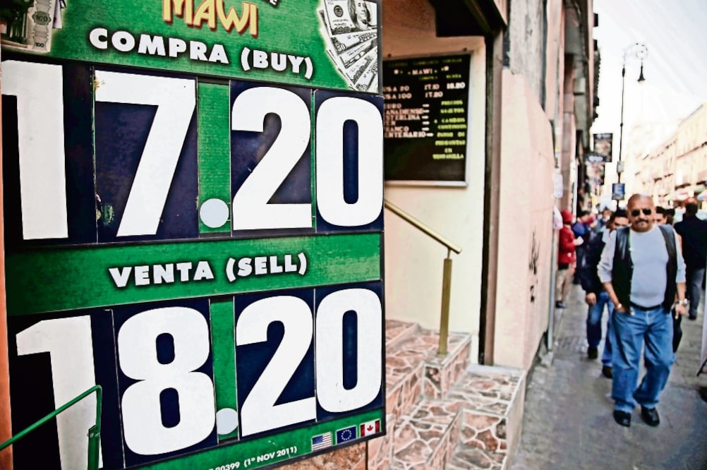 Especialistas del Instituto Belisario Domínguez aseguran que la salida del Reino Unido de la Unión Europea impacta en la economía de México por la depreciación del peso frente al dólar (ARCHIVO EL UNIVERSAL)