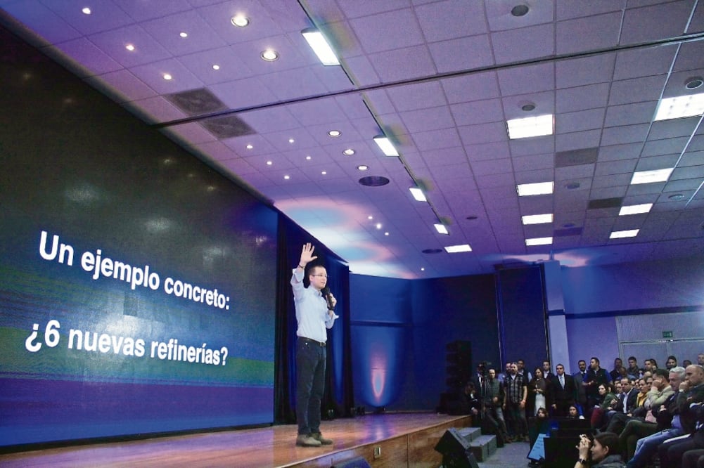 Ricardo Anaya, aspirante de la alianza Por México al Frente a la Presidencia, en una reunión con estudiantes de la Universidad de Guadalajara (JORGE A. MENDOZA. EL UNIVERSAL)