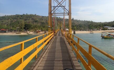 Al menos 9 muertos tras caída de puente en Indonesia 