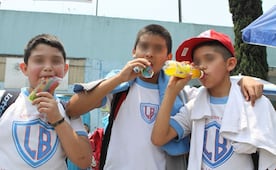 Denuncian ante Cofepris jugos para lonchera con más azúcar que un refresco; piden que sea retirados de las escuelas