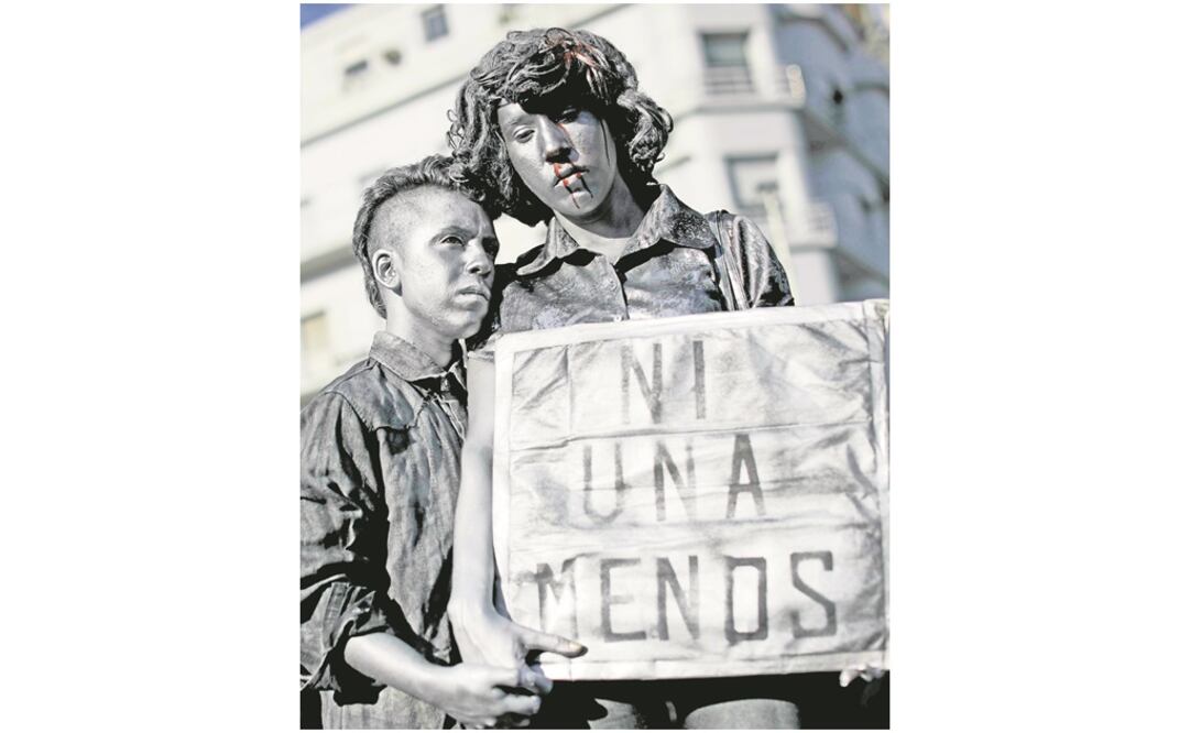“Ni una menos”. Jóvenes argentinos participaron en Buenos Aires en una manifestación por el Día Internacional de la Mujer. Foto: NATACHA PISARENKO. AP