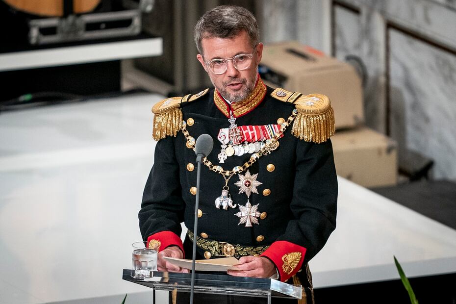 El príncipe heredero danés Frederik pronuncia su discurso ante la reina Margarita de Dinamarca en el banquete de gala en el Palacio de Christiansborg en Copenhague, Dinamarca, el 11 de septiembre de 2022. Foto: AP