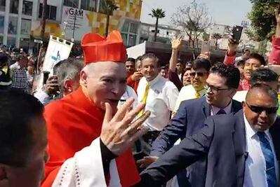 Reciben con campanadas y aplausos a Aguiar Retes en la Basílica