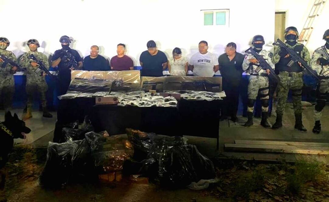 Los detenidos se encontraban en posesión de 252 dosis de drogas, 18 armas de fuego y equipo táctico. Foto: Especial 