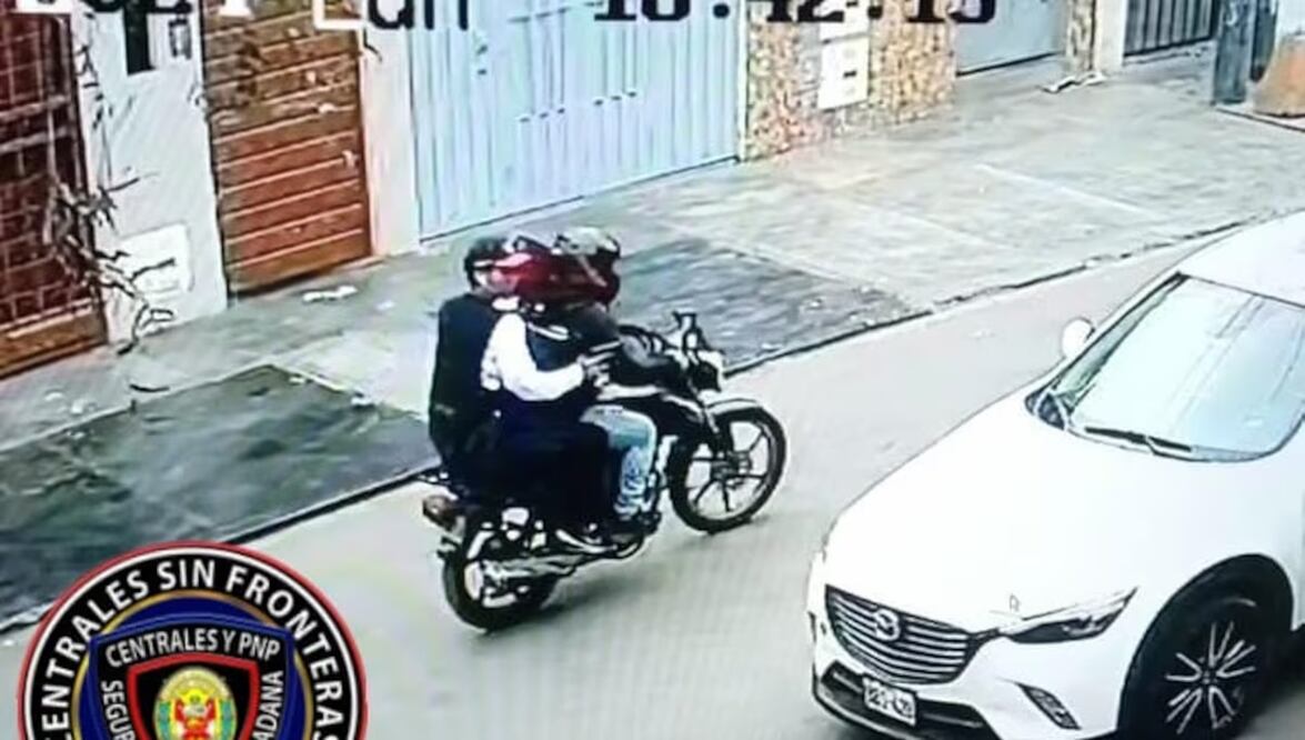 Imágenes de cámaras de seguridad captaron el momento en que el atacante, con una caja en las manos para simular una entrega, se acercó al docente y le disparó. Foto: Facebook / Roger García