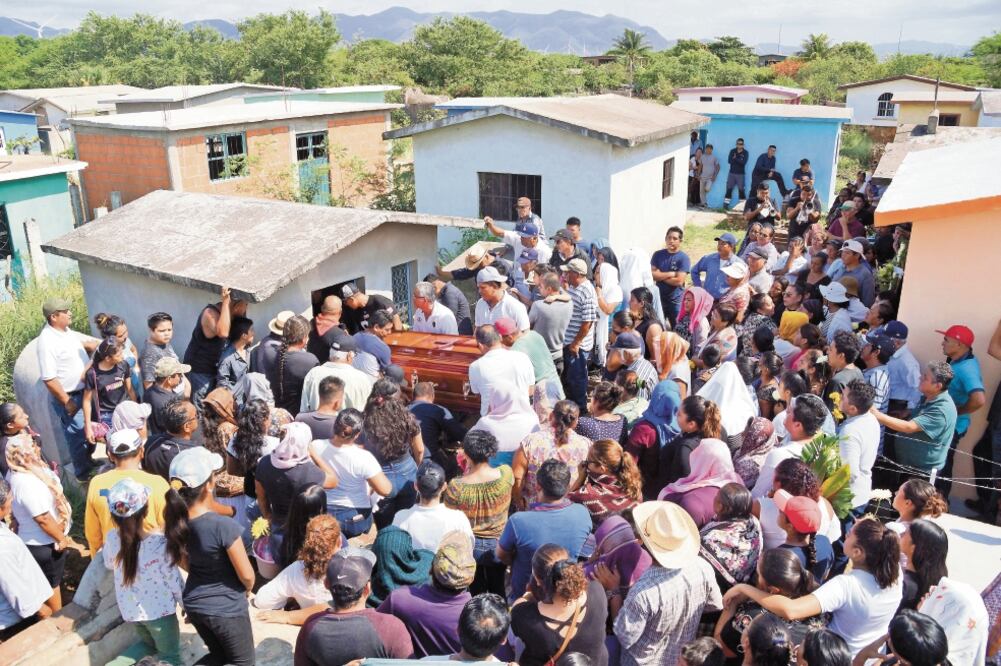 Uno tras otro, los féretros de cinco de las seis personas asesinadas el lunes recorrieron las calles de La Venta, rumbo al sitio en el que fueron enterradas / FOTOS: EDWIN HERNÁNDEZ. EL UNIVERSAL