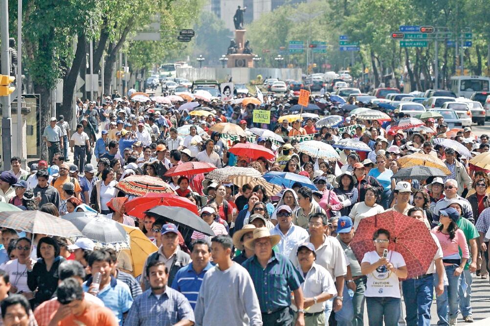 El tiempo invertido de los maestros en las actividades sindicales tenía precio, y no llegar a los puntos requeridos al mes impedía el acceso a sus prestaciones. En la foto, marcha en el DF (ARCHIVO EL UNIVERSAL)