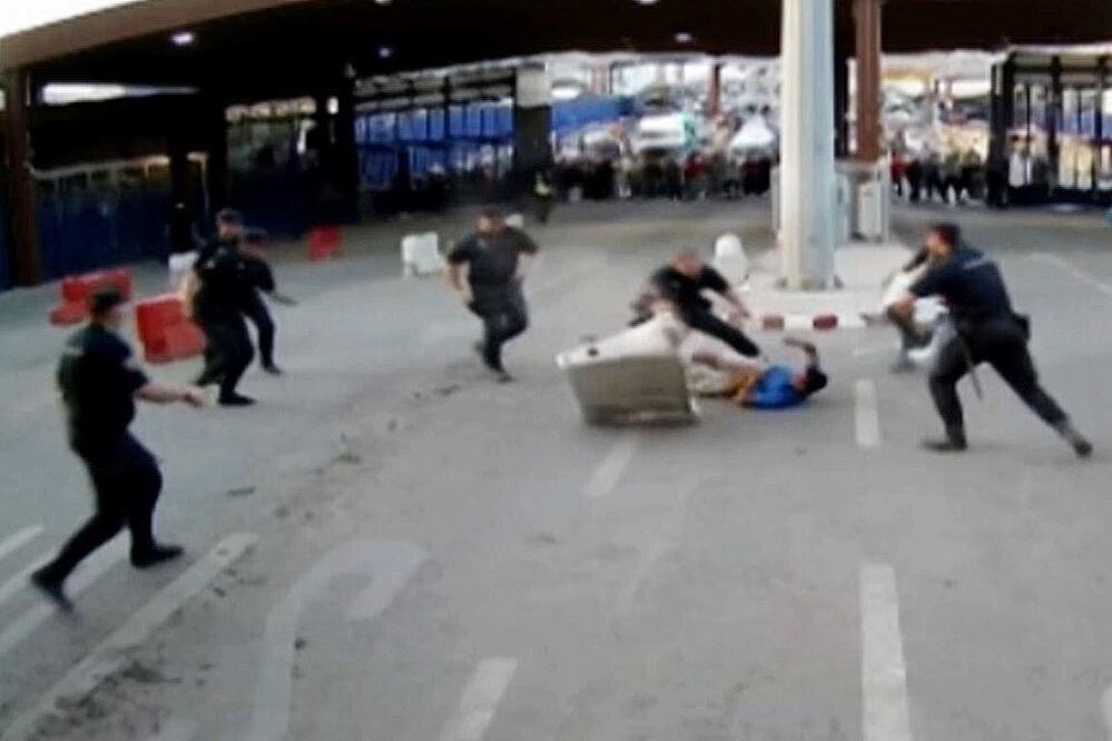 Video. Hombre grita "Alá es grande" y ataca a policías en Melilla, España